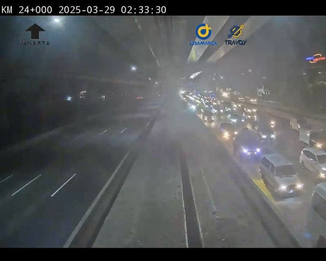 Situasi lalu lintas tol Jakarta Cikampek, pada Sabtu (29/3) dini hari Foto: Dok. CCTV Travoy Jasa Marga
