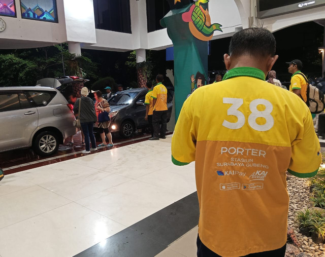 Porter di Stasiun Surabaya Gubeng. Foto: Masruroh/Basra