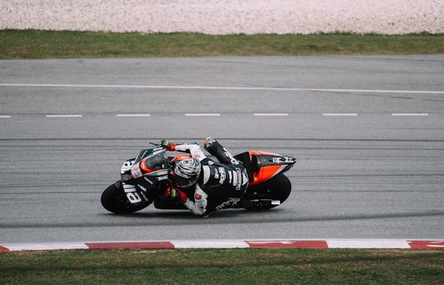 Ilustrasi jadwal motogp hari ini live trans7. Sumber: pexels.com/Wayne Lee