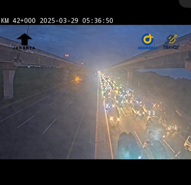 Kepadatan kendaraan masih terjadi di Tol Jakarta Cikampek, dari KM 24 hingga KM 68 pada Sabtu (29/3) pagi. Foto: Dok. CCTV Travoy Jasa Marga