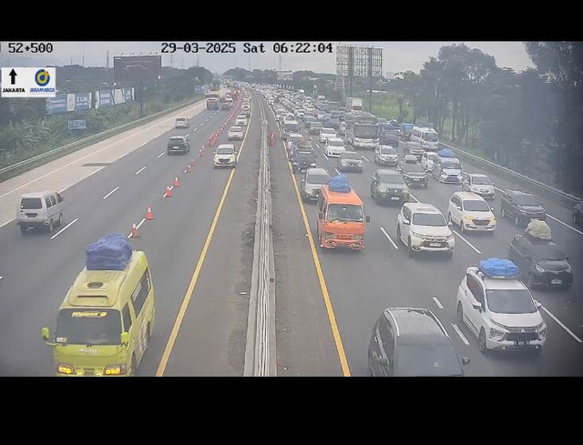 Terjadi kepadatan kendaraan di KM 52 Tol Jakarta-Cikampek akibat kecelakaan beberapa kendaraan, pada Sabtu (29/3). Foto: Dok. CCTV Travoy Jasa Marga