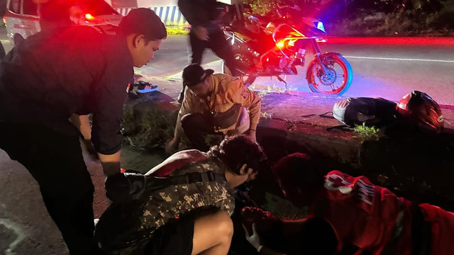 Dua pemudik mengalami kecelakaan akibat jalan berlubang di Karawang, pada Jumat (28/3). Foto: Dok. Istimewa