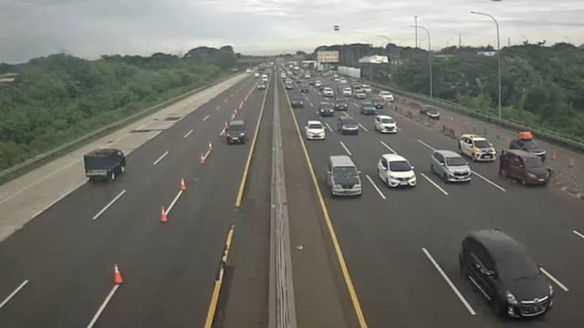Arus lalu lintas sekitar Rest Area KM 57 Tol Japek, Sabtu (29/3) pagi. Foto: Travoy Jasa Marga