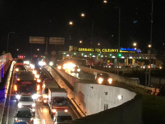 Antrean kendaraan di exit Tol Cileunyi menuju arah Jalan Raya Cicalengka-Nagreg pada Jumat (28/3) malam. Foto: Robby Bouceu/kumparan
