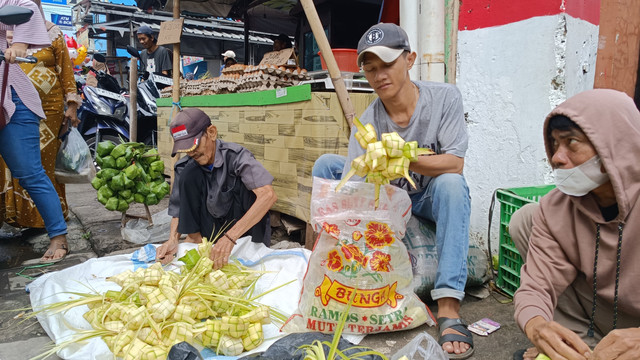 Hiruk-pikuk pedagang ketupat bermunculan H-2 Lebaran di kawasan Pasar Timbul, Jagakarsa, Jaksel, Sabtu (29/3). Foto: Thomas Bosco/kumparan