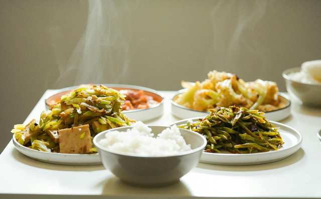 Ilustrasi Cara menghangatkan lauk di magic com. Foto: Pexels.com/Cats Coming