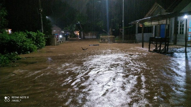 Banjir yang terjadi di Kabupaten Bantul, Jumat malam (28/3/2025).  Foto: Dok BPBD DIY