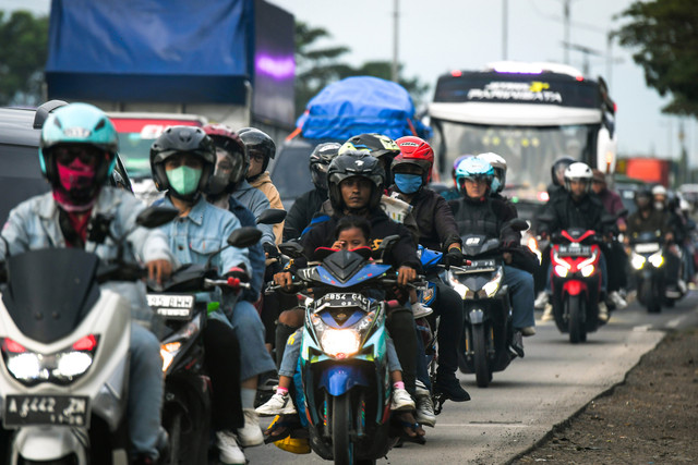 Pemudik melintas di Jalan Raya Pantura, Subang, Jawa Barat, Sabtu (29/3/2025). Foto: ANTARA FOTO/Sulthony Hasanuddin