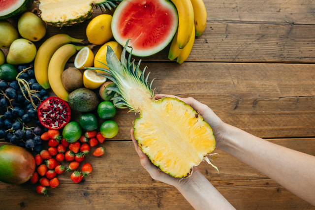 Ilustrasi cara membuat asinan nanas dan mangga. Foto: Pexels.com/Viktoria Slowikowska