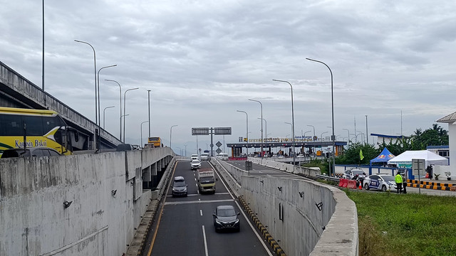 Situasi arus lalu lintas di exit Tol Cileunyi ramai lancar pada H-2 Lebaran atau Sabtu (29/3) siang. Foto: Robby Bouceu/kumparan