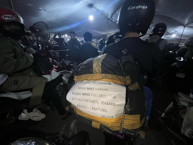 Tulisan yang dibikin Setyawan, saat ditemui di Pelabuhan Ciwandan, Sabtu (29/3/2025). Dok: kumparan