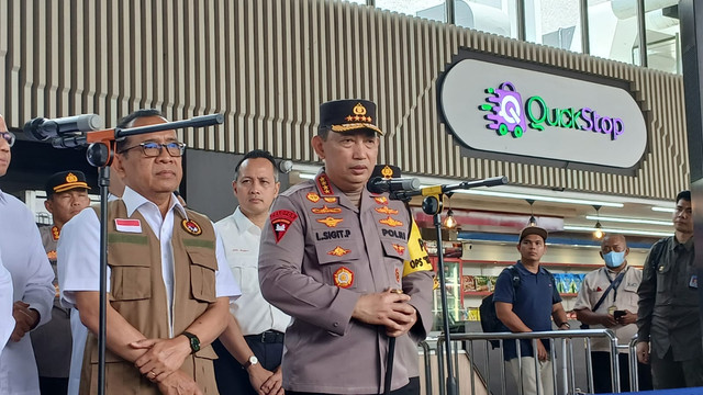 Kemenko PMK Pratikno dan Kapolri Jenderal Listyo Sigit Prabowo memantau arus mudik di Bandara Soekarno-Hatta, Sabtu (29/3/2025).  Foto: Dok. kumparan