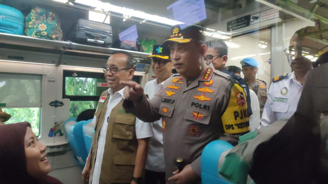 Kapolri, Jenderal Listyo Sigit Prabowo, dan Menko PMK, Pratikno, saat meninjau situasi mudik di Stasiun Gambir pada Sabtu (29/3). Foto: Rachmadi Rasyad/kumparan