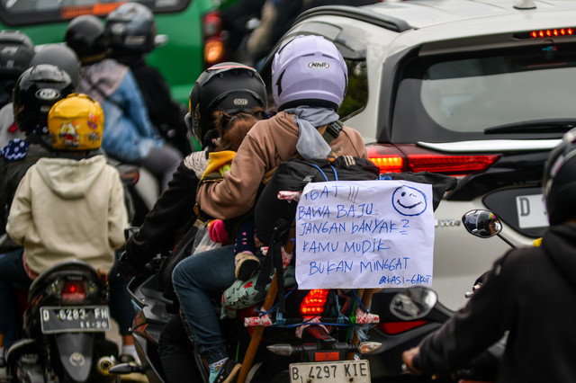 Pemudik kendaraan roda dua melintasi jalur Nagreg, Kabupaten Bandung, Jawa Barat, Sabtu (29/3/2025).  Foto: ANTARA FOTO/Raisan Al Farisi
