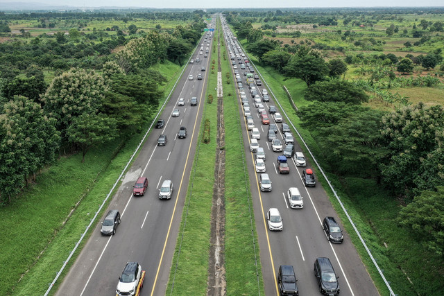Foto udara sejumlah kendaraan melintas di ruas tol Cikopo-Palimanan (Cipali), Indramayu, Jawa Barat, Sabtu (29/3/2025). Foto: ANTARA FOTO/Fauzan