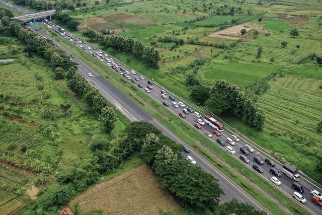 Foto udara sejumlah kendaraan melintas di ruas tol Cikopo-Palimanan (Cipali), Indramayu, Jawa Barat, Sabtu (29/3/2025). Foto: ANTARA FOTO/Fauzan