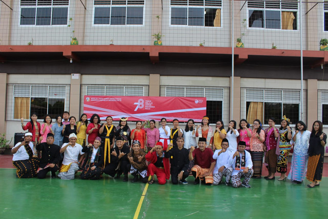 Guru-guru di gambar ini adalah guru perantau, tampak dari pakaian yang mereka kenakan. Ini momen merayakan kemerdekaan RI ke -78 di halaman sekolah Santo Yoseph Harvest City Bekasi. (Foto : Dok Pribadi)