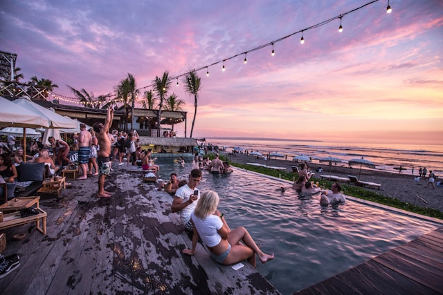 Beach club di Canggu. Foto: The Lawn Canggu. Sumber: Unsplash/Cassie Gallegos