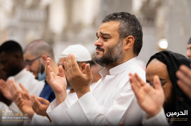 Jemaah terharu mendengar doa Syeikh As-Sudais pada khataman Quran malam ke-29 Ramadan 1446 H (28/3/2025). Foto: Dok Masjidil Haram