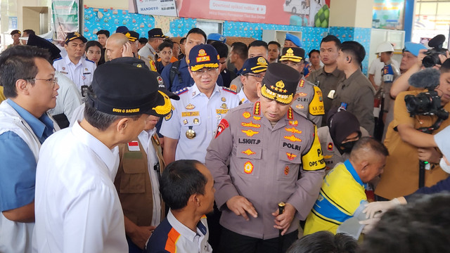 Kapolri Jenderal Listyo Sigit Prabowo meninjau Terminal Bus Pulogebang, Jakarta Timur, Sabtu (29/3/2025). Foto: Jonathan Devin/kumparan