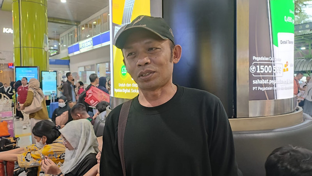 Pemudik asal Purwokerto, Saijan, saat ditemui di Stasiun Gambir, Jakarta Pusat, pada Sabtu (29/3/2025). Foto: Rachmadi Rasyad/kumparan