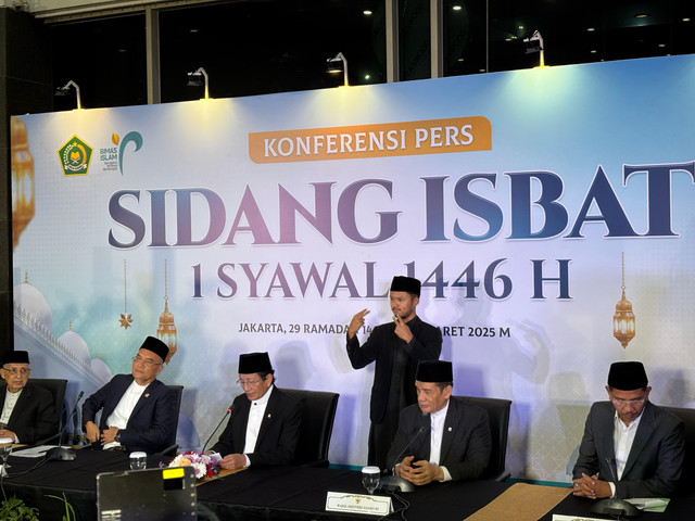 Menteri Agama RI, Nasaruddin Umar, mengumumkan hasil Sidang Isbat penentuan Lebaran Idul Fitri 2025 di kantor Kemenag, Jakarta Pusat, pada Sabtu (29/3/2025). Dok. Abid Raihan/kumparan