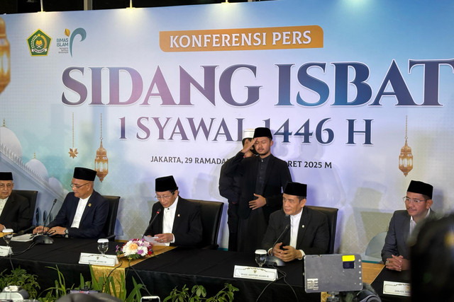 Menteri Agama Nasaruddin Umar mengumumkan hasil Sidang Isbat penentuan Lebaran Idul Fitri 2025 di kantor Kemenag, Jakarta Pusat pada Sabtu (29/3/2025). Foto: Abid Raihan/kumparan