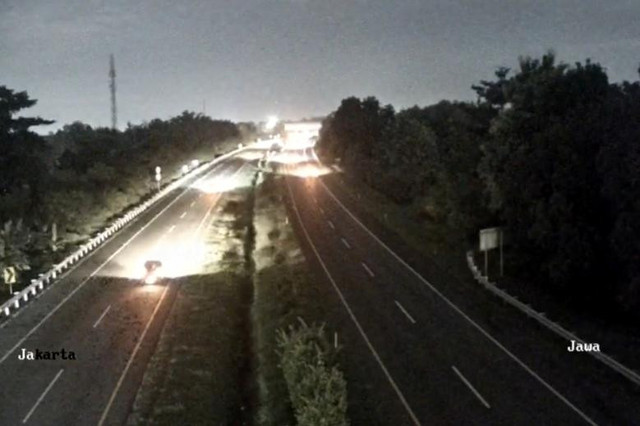 Arus lalu lintas di Tol Trans Jawa pada Sabtu (29/3/2025) malam. Foto: CCTV Jasa Marga