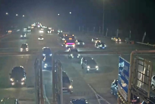 Arus lalu lintas di Tol Trans Jawa pada Sabtu (29/3/2025) malam. Foto: CCTV Jasa Marga