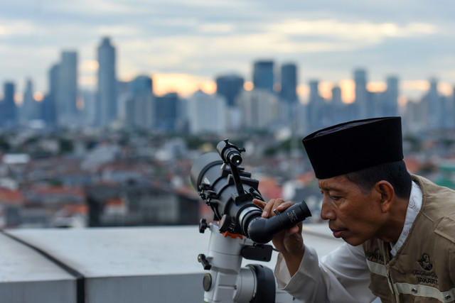 Tim Hisab Rukyat melakukan pemantauan rukyatul hilal penentuan 1 Syawal 1446 Hijriah di Kanwil Kemenag DKI Jakarta, Jakarta, Sabtu (29/3/2025). Foto: Indrianto Eko Suwarso/ANTARA FOTO