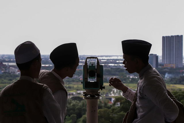 Tim Falakiyah Pengurus Cabang Nahdlatul Ulama (PCNU) Gresik mengamati posisi hilal menggunakan teleskop di Balai Rukyat Bukit Condrodipo, Gresik, Jawa Timur, Sabtu (29/3/2025). Foto: Rizal Hanafi/ANTARA FOTO