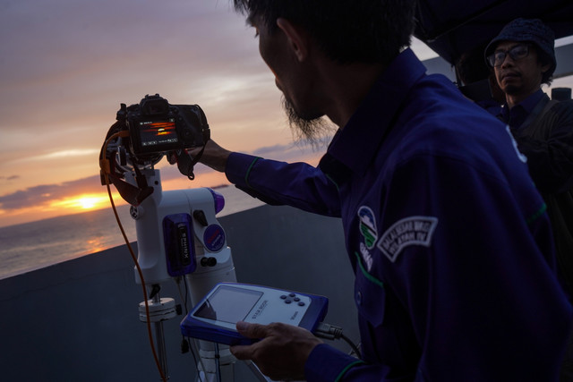 Petugas melakukan pemantauan hilal di kawasan Center Point of Indonesia (CPI), Makassar, Sulawesi Selatan, pada Sabtu (29/3/2025). Foto: Hasrul Said/ANTARA FOTO