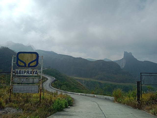Tempat wisata di Kediri yang murah meriah. Foto adalah Gunung Kelud. Sumber: Unsplash/athaya fauzan