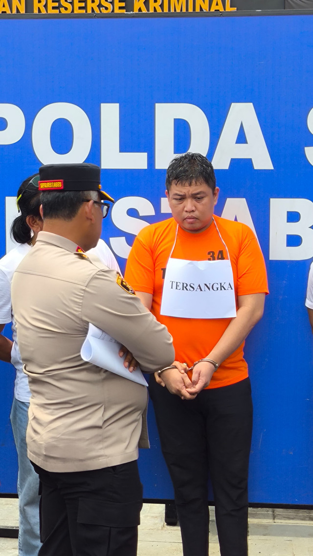 Polisi menujukkan tersangka dan barang bukti pelaku pembunuhan balita yang tewas tak wajar saat konpers di Polrestabes Medan, Sabtu (29/3/2025). Foto: Polrestabes Medan
