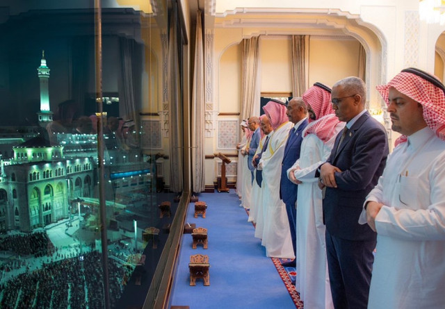 Pangeran MBS (ketiga dari kiri) salat berjemaah pada malam ke-29 Ramadan (Jumat, 28/3/2025) di Istana Al-Safa yang menghadap Masjidil Haram. Foto: Dok KSA