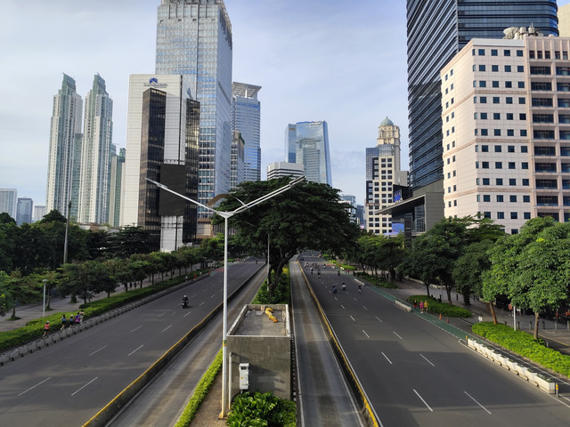 Suasana Jalan Jenderal Sudirman hingga M.H Thamrin terpantau lengang pada H-1 Lebaran, Minggu (30/3).  Foto: Alya Zahra/kumparan 