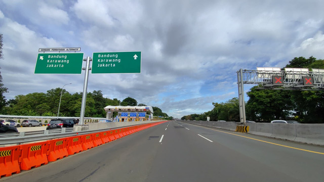 Polisi mulai sterilisasi jalur one way di KM 70-414 T Trans Jawa, Minggu (30/3/2025). Foto: Jonathan Devin/kumparan