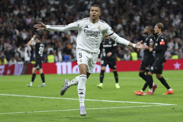 Pemain Real Madrid Kylian Mbappe berselebrasi usai mencetak gol ke gawang CD Leganes saat pertandingan Laliga Spanyol di Santiago Bernabeu, Madrid, Spanyol, Sabtu (29/3/2025). Foto: Thomas Coex/AFP