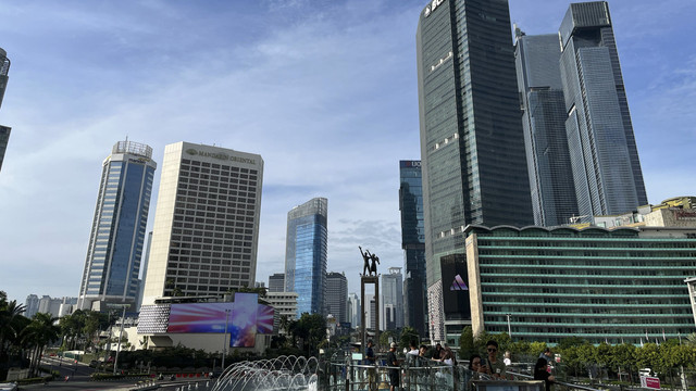 Suasana langit yang cerah dan minim polusi di Jakarta, Minggu (30/3/2025). Foto: Alya Zahra/kumparan