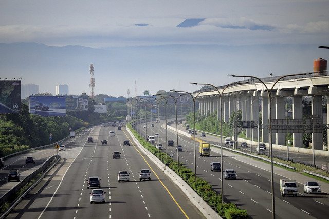 Sejumlah kendaraan melintas dengan latar belakang pegunungan di Tol Jagorawi, Jakarta, Minggu (30/3/2025). Foto: Jamal Ramadhan/kumparan