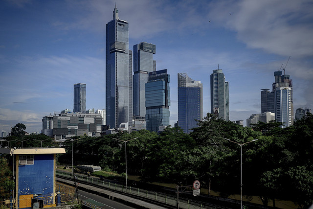 Suasana gedung bertingkat dengan langit yang cerah di Jakarta, Minggu (30/3/2025). Foto: Jamal Ramadhan/kumparan