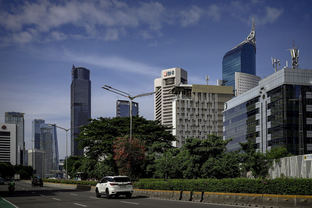 Suasana gedung bertingkat dengan langit yang cerah di Jakarta, Minggu (30/3/2025). Foto: Jamal Ramadhan/kumparan