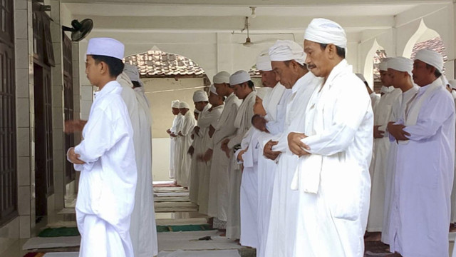 Jemaah Asy-Syahadatain rayakan Idul Fitri lebih awal dari penetapan pemerintah di Masjid Nurul Huda, Juntinyuat, Kabupaten Indramayu, Minggu (30/3/2025). Foto: kumparan