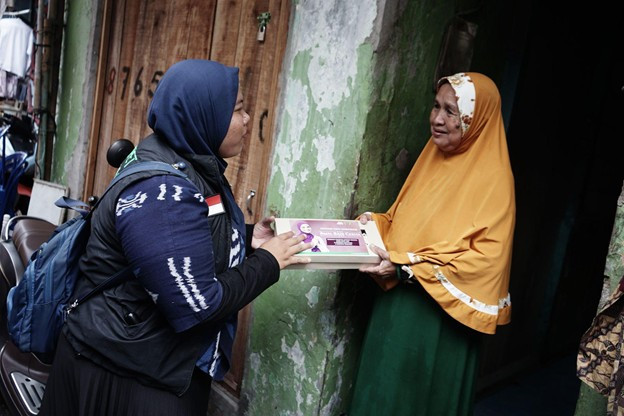 Kopi ABC bersama Dompet Dhuafa yang berkolaborasi dalam kebaikan melalui aksi berbagi 202 mukena untuk masyarakat yang membutuhkan di enam titik Jabodetabek.