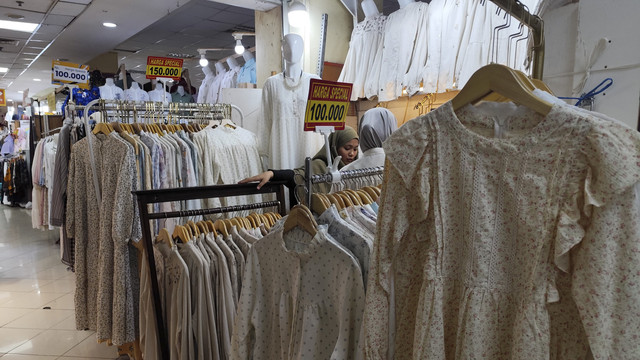 Kios untuk Nanda, berjualan baju Lebaran, di Thamrin City, Jakarta, Minggu (30/3/2025). Foto: Alya Zahra/kumparan 