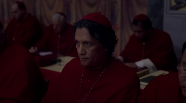 Kardinal Benítez saat konklaf berlangsung. (Sumber: Focus Features/Conclave Trailer di YouTube)