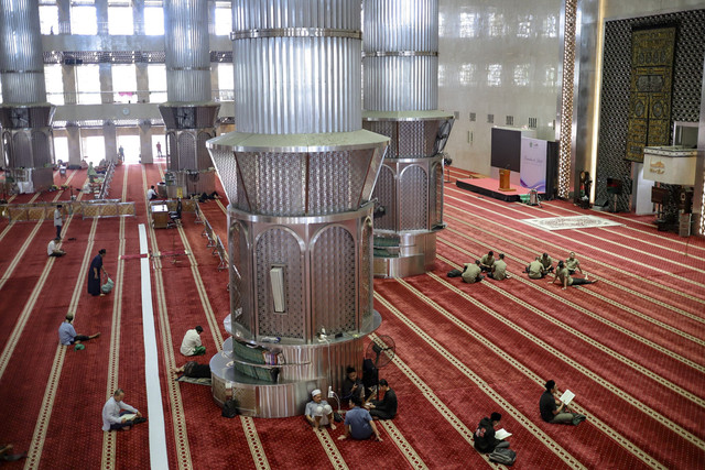 Suasana satu hari menjelang pelaksaan Salat Idul Fitri di Masjid Istiqlal, Jakarta, Minggu (30/3/2025). Foto: Jamal Ramadhan/kumparan