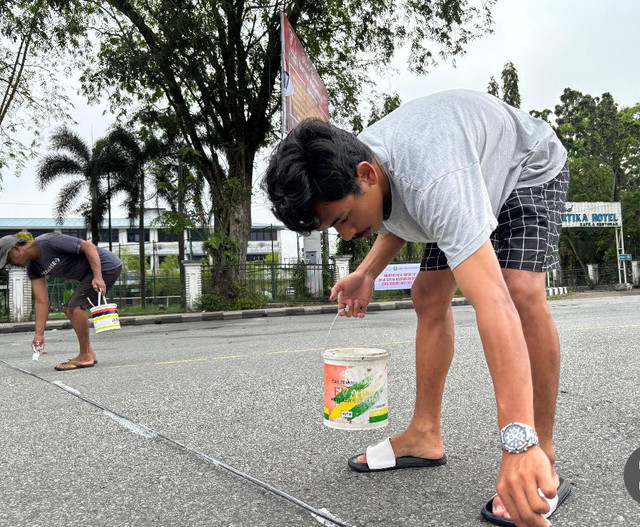 Petugas saat melakukan pengecatan saf untul Salat Id di Jalan Rahadi Usman Pontianak. Foto: Dok. Prokopim Pemkot Pontianak