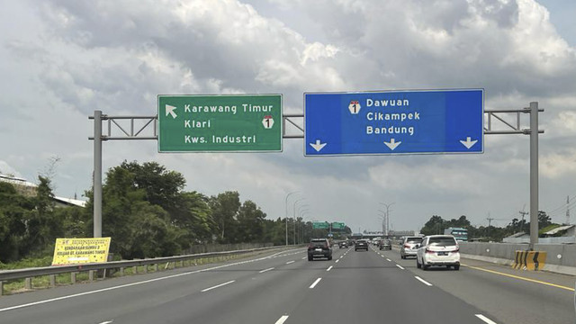 Sejumlah kendaraan melintas saat H-1 Lebaran di Tol Jakarta-Cikampek, Minggu (30/3/2025). Foto: M. Rizki/kumparan