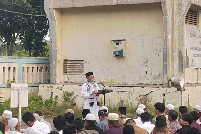 Sejumlah jemaah Yayasan Majelis Jamaah Muslimin melaksanakan Salat Idul Fitri 1446 Hijiriah di kawasan Stadion Rawa Badak, Rawa Badak Selatan, Koja, Jakarta Utara, Minggu (30/3/2025). Foto: Istimewa